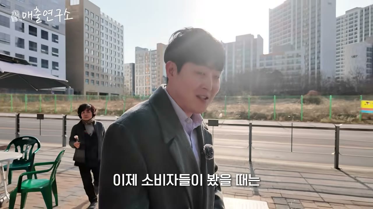 경쟁자에게는 경쟁자로 보이지 않게